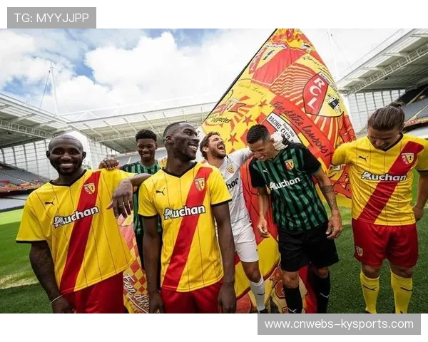 法甲球迷文化观察：斯特拉斯堡主场氛围升温